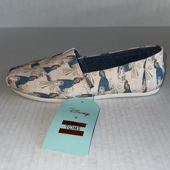 NWT TOMS X Disney Limited Edition Sleeping Beauty Slip On Shoes - Picture 3 of 11